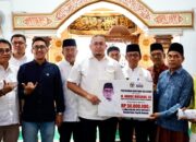 Andre Rosiade Salurkan Bantuan Rp50 Juta di Masjid Raya Taqrib Rawang, Padang