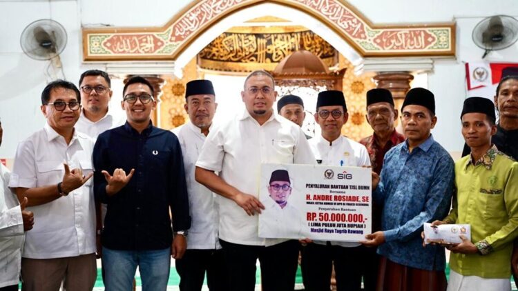 Andre Rosiade menyalurkan bantuan untuk Masjid Raya Taqrib Rawang, Kota Padang. (Foto: Ist)