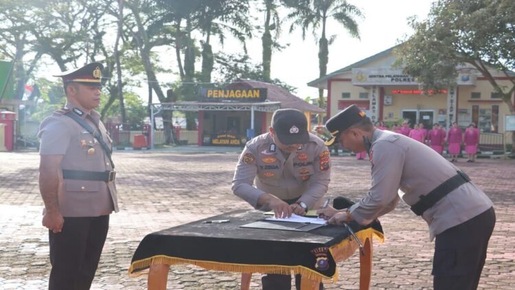 Kapolsek Idanögawo Ipda Dismen B.J Harefa dihadapan Kapolres Nias AKBP Agung SDC saat Sertijab di Mapolres Nias, Sumatera Utara, Senin (13/10/2025). (Radarsumbar/Putra)