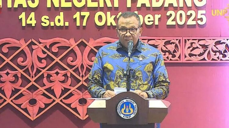 Wakil Menteri Ketenagakerjaan RI Afriansyah Noor memberikan paparan dalam kegiatan 12th Convention & International Conference Paptekindo 2025 di Padang, Sumatera Barat, Rabu (15/10/2025). ANTARA/Muhammad Zulfikar