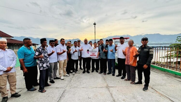 Serahkan Ambulans Masjid Al Ihsan Gasang Maninjau, Andre Diminta Bangun Jalan Alternatif Kelok 44 1 Andre Rosiade menyerahkan bantuan ambulans untuk Masjid Al Ihsan Gasang Maninjau. (Foto: Ist)