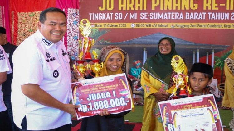 Wako Pariaman menyerahkan hadiah kepada pemenang Festival "Malingka Carano Jo Arai Pinang". (Foto: Ist)