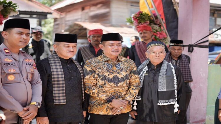 Bupati Solok Hadiri Batagak Gala Datuak Pangulu Suku Koto di Saniang Baka 1 Bupati Solok Jon Firman Pandu menghadiri Batagak Gala Sako Datuak Pangulu Kaum Suku Koto di Saniang Baka. (Foto: Diskominfo Kabupaten Solok)