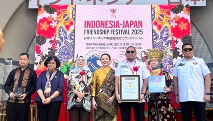 Andre Rosiade Bawa IKM Pecahkan Rekor MURI Masak Rendang di Jepang