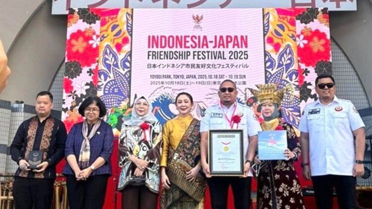 Andre Rosiade Bawa IKM Pecahkan Rekor MURI Masak Rendang di Jepang 1 IKM pecahkan Rekor MURI memasak rendang terbanyak di luar negeri. (Foto: Ist)