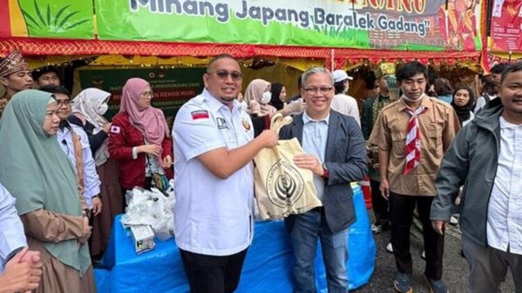 Andre Rosiade dan IKM membagikan 200 Kg rendang secara gratis kepada pengunjung Festival Indonesia-Jepang 2025. (Foto: Ist)