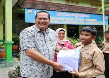 Pemko Pariaman Salurkan Seragam Gratis untuk 496 Siswa SMP Kurang Mampu