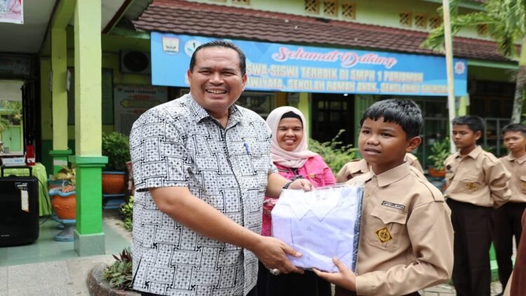 Wako Pariaman menyerahkan seragam sekolah gratis. (Foto: Ist)