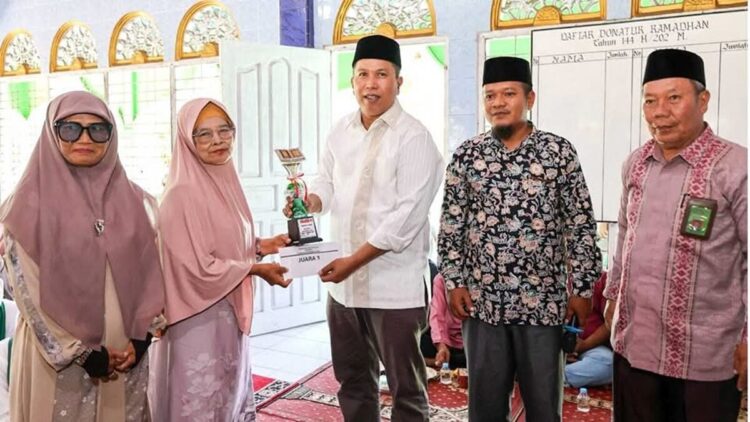 Wawako Pariaman Tutup Lomba Hafalan Al-Qur’an antar Majelis Taklim di Pariaman Utara 1 Wawako Pariaman menutup lomba hafalan ayat Al-Quran antarmajelis taklim. (Foto: Ist)