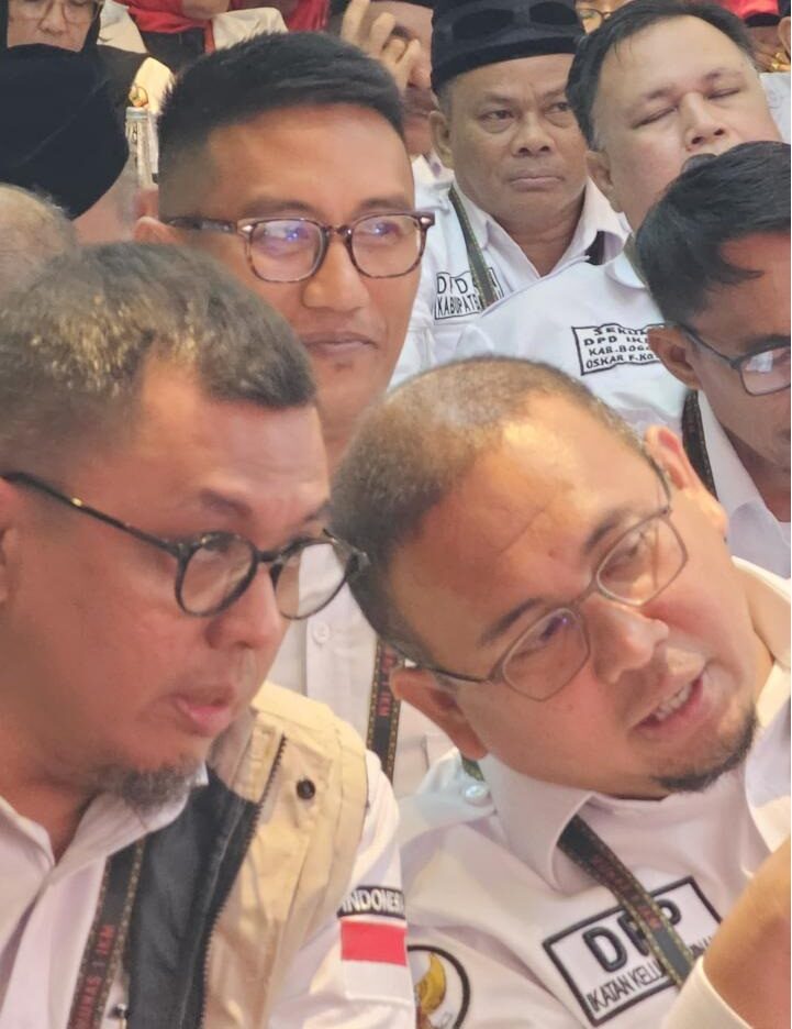 Pengamat Sebut Tokoh Muda Perantau Minang, Braditi Moulevey Layak Mewakili Generasi Baru Padang 1 Braditi Moulevey bersama Andre Rosiade pada suatu kegiatan di IKM. (Foto: Ist)