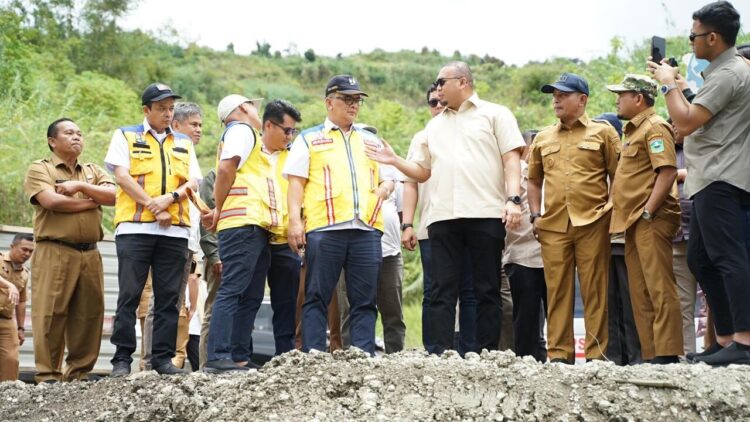 Wakil Ketua Komisi VI DPR RI Andre Rosiade meninjau salah satu proyek jalan di Sumbar. Andre memastikan semua proyek infrastruktur itu berjalan dengan lancar. (Foto: Ist)