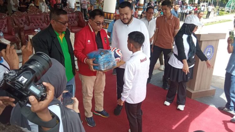 Askot PSSI Padang Gelar Festival Sepak Bola U-10 dan U-12, Mastilizal Aye: Mudah-mudahan Lahirkan Pemain Timnas 1 Ketua Askot PSSI Padang Mastilizal Aye bersama Wako Padang Fadly Amran menyerahkan jersey dan bola kepada salah satu SSB peserta Festival Sepak Bola Askot U-10 dan U-12. (Foto: Radarsumbar)