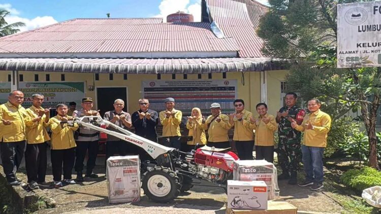 PT Semen Padang menyerahkan bantuan peralatan pertanian dan modal usaha di Koto Lalang, Kelurahan Luki, Kota Padang. (Foto: Ist)