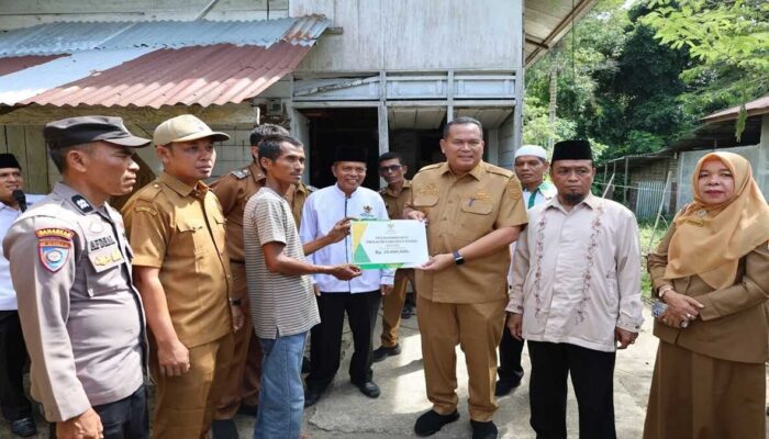 Pemko Pariaman kembali Bedah 3 Rumah Tak Layak Huni