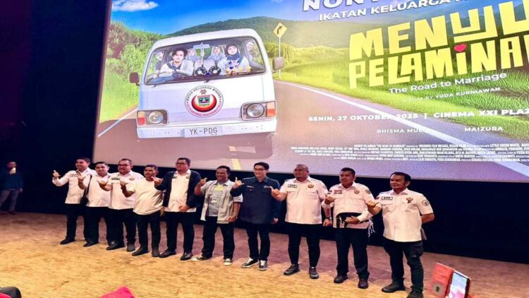 Seribu Perantau Ikut Nobar “Menuju Pelaminan” DPP IKM, Andre Rosiade: Kalau ada Film Minang lagi, Kita Ramaikan 1 Andre Rosiade menyaksikan nobar film "Menuju Pelaminan" bersama IKM se-Jabodetabek. (Foto: Ist)