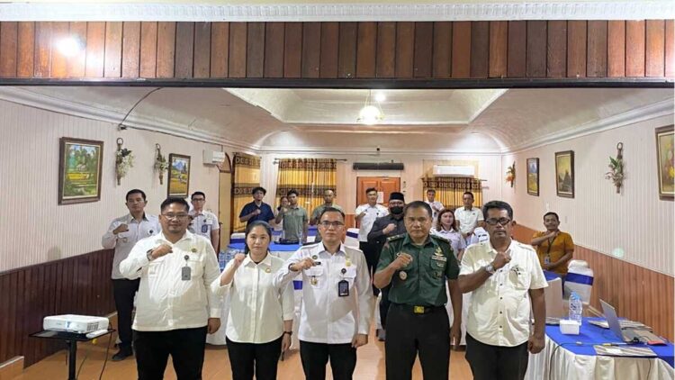 Imigrasi Nias Perkuat Pengawasan WNA Bareng Timpora 1 Foto bersama Tim Pengawasan Orang Asing (Timpora) Kota Gunungsitoli usai rapat koordinasi antar instansi, Rabu (29/10/2025). (Radarsumbar/Putra)