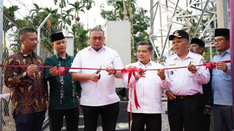 Andre Rosiade memotong pita tanda diresmikannya pemakaian tower BTS Telkomsel di Nagari Dalko, Agam. (Foto: Ist)