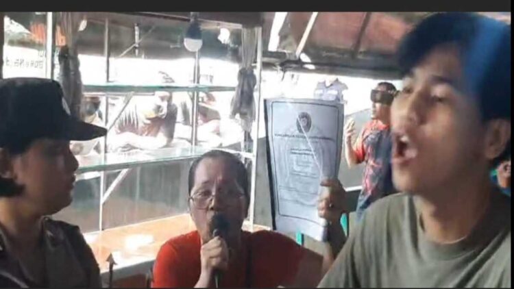 Sejumlah ahli waris rumah alm. Kornelius Merata Duha pemilik sah di Gunungsitoli, Sumut protes pengukuran tanah bangunan dari PN Gunungsitoli, Kamis (30/10/2025).(Radarsumbar/Putra)