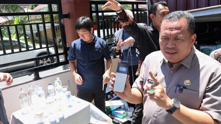 Pemasangan Hibah Filter Air dari Jepang di SMPN 2 Pariaman Selesai 1 Wako Pariaman Yota Balad meninjau pemasangan filter air di SMPN 2 Pariaman. (Foto: Ist)