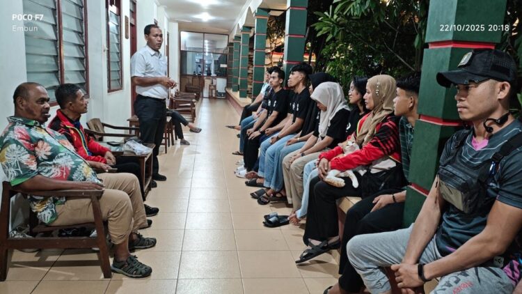 Karate Bakal 'Comeback', Wushu Andalkan Kelas Ringan di PON Beladiri 2025 1 Waketum II KONI Sumbar, Septri bersama jajaran tim Monev memberikan wejangan dan asupan semangat untuk atlet wushu yang akan berlaga besok di PON Beladiri 2025. (dok. Humas KONI Sumbar)