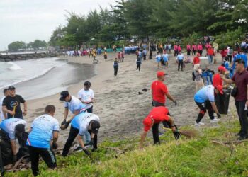 Acara bersih pantai Polda Sumbar dapat support penuh dari Semen Padang. (dok. istimewa)