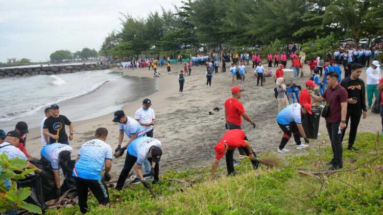 Acara bersih pantai Polda Sumbar dapat support penuh dari Semen Padang. (dok. istimewa)