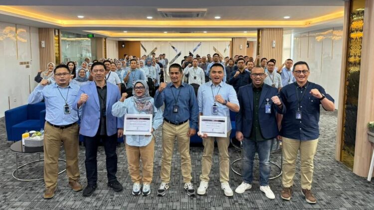 BRI Regional Office Padang Gelar Penghargaan Karyawan dan Unit Terbaik 1 PT Bank Rakyat Indonesia (Persero) Tbk Regional Office (RO) Padang menggelar acara penyerahan penghargaan 'The Best Employee' dan 'The Best Unit Kerja' untuk Triwulan I dan II Tahun 2025. (dok. istimewa)