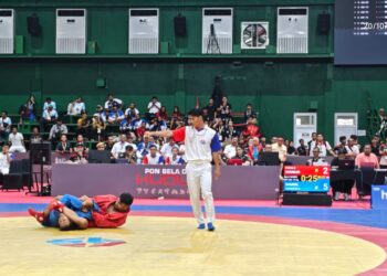 Atlet Sambo Sumbar Putra saat melawan atlet Sambo Sumsel. (dok. Humas KONI)