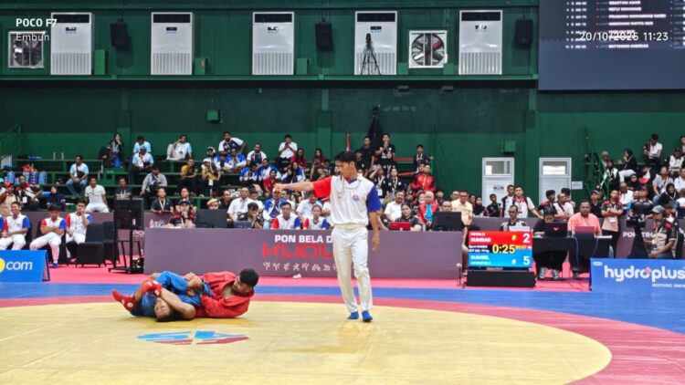 Atlet Sambo Sumbar Putra saat melawan atlet Sambo Sumsel. (dok. Humas KONI)