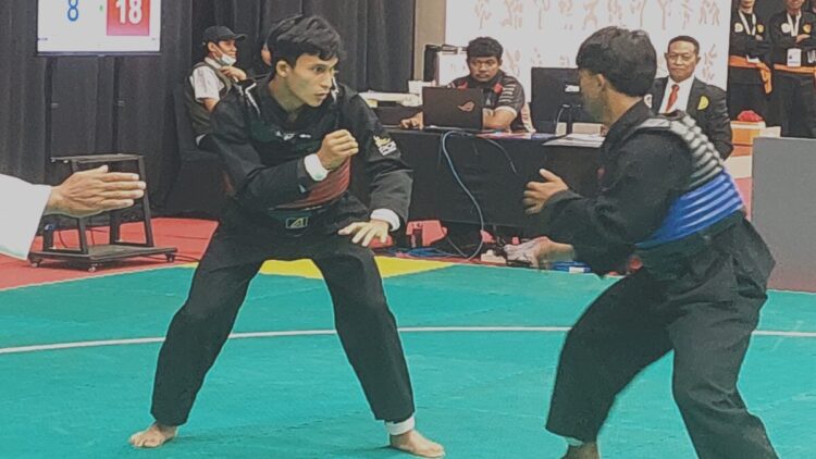 Tiga Pesilat Sumbar Melenggang di Hari Pertama Laga Pencak Silat PON Beladiri 2025 1 Atlet Pencak Silat dari Sumbar sedang bertanding di hari pertama laga cabor Pencak Silat PON Beladiri 2025. (dok. istimewa)