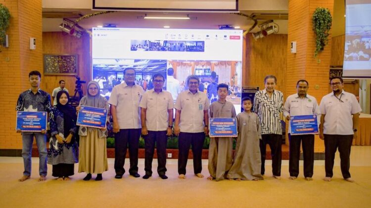 Semen Padang serahkan bantuan untuk panti asuhan dan MDA. (dok. istimewa)