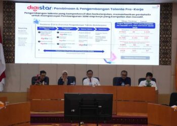 Direktur Utama Telkom Dian Siswarini saat memberikan pemaparan terkait Digistar pada acara Seminar Telkom AI Connect di Universitas Negeri Padang pada Senin (27/10). (dok. istimewa)