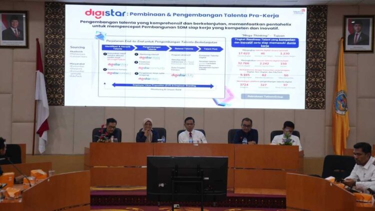 Mahasiswa UNP Antusias Gali Potensi Mengikuti Digistar Telkom 1 Direktur Utama Telkom Dian Siswarini saat memberikan pemaparan terkait Digistar pada acara Seminar Telkom AI Connect di Universitas Negeri Padang pada Senin (27/10). (dok. istimewa)