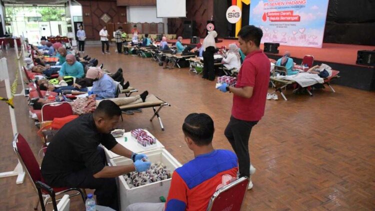 Donor darah peringatan hari sumpah pemuda di PT Semen Padang. (dok. istimewa)
