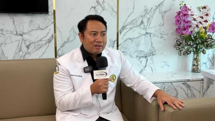 Dokter spesialis bedah mulut SPH, drg. Andries Pascawinata. (dok. istimewa)