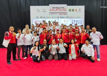 Foto bersama tim Sambo usai meraih hasil gemilang di PON Kudus 2025 bersama IKM Kudus. (dok. Humas KONI)