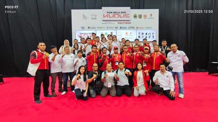 Foto bersama tim Sambo usai meraih hasil gemilang di PON Kudus 2025 bersama IKM Kudus. (dok. Humas KONI)