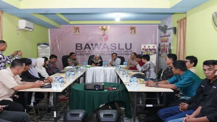 Bawaslu RI Dorong Pengawasan PDPB di Mentawai Dilakukan Cepat dan Tepat 1 Anggota Bawaslu RI Lolly Suhenty di Kantor Bawaslu Kabupaten Kepulauan Mentawai, Sumatera Barat, Sabtu (18/10/2025). (ANTARA/HO-Bawaslu RI)