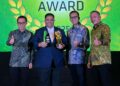 Jajaran Direksi Bank Nagari saat menerima penghargaan Sharia Award 2025. (dok. istimewa)