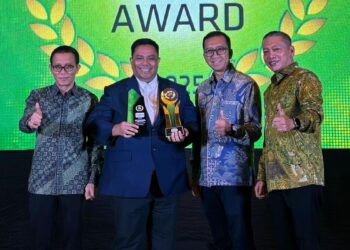 UUS Bank Nagari Raih 3 Penghargaan Infobank 14th Sharia Awards 10 Jajaran Direksi Bank Nagari saat menerima penghargaan Sharia Award 2025. (dok. istimewa)