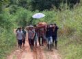 Jenazah guru ditandu sepanjang 14 Kilometer di Lubuk Rasam, Kabupaten Solok karena jalan rusak. (dok. tangkapan layar)