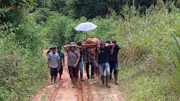 Bupati Solok Tanggapi Video Viral Jenazah Guru Ditandu 14 Kilometer, Jalan Belum Bisa Diperbaiki karena Hutan Lindung 1 Jenazah guru ditandu sepanjang 14 Kilometer di Lubuk Rasam, Kabupaten Solok karena jalan rusak. (dok. tangkapan layar)