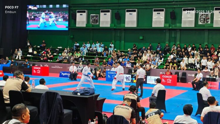 Karateka Sumbar Fadil saat bertarung di babak 8 besar kelas 84 kilogram kumite. (dok. istimewa)