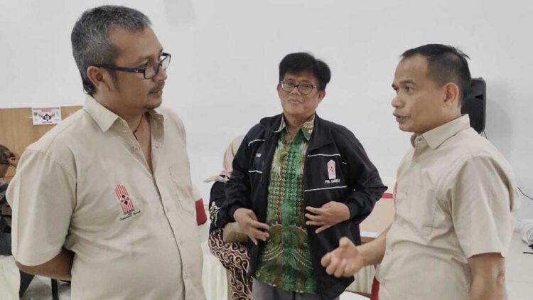 Ketua Gabsi Sumbar Deswanto (kanan), ketua panitia MBOT II Tahun 2025, BM Satria Dwi Putra berdiskusi pada MBOT I 2024 lalu. (Foto dokumentasi)