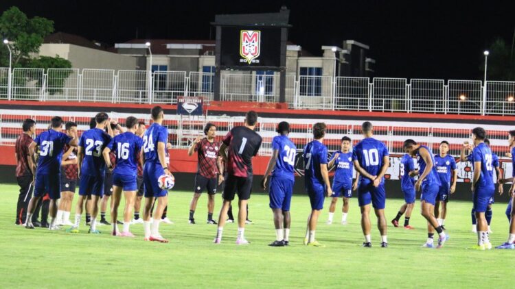 ofisial training semen padang fc di stadion kie raha