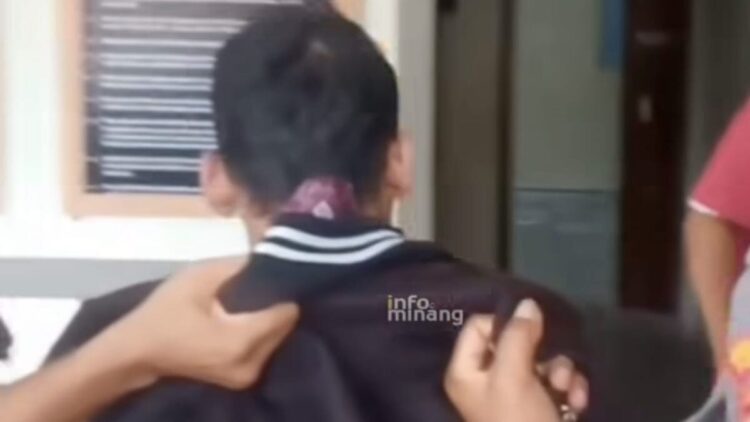 Heboh Eksibisionis di Padang, Pelaku Tertangkap Berkat Laporan Warga 1 Pelaku eksibisionis di koto tangah diamankan polisi. (dok. tangkapan layar IG Infominang)