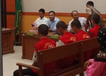 Empat pelaku kekerasan terhadap anak di daerah Ketaping, Kota Padang saat disidang. (dok. istimewa)