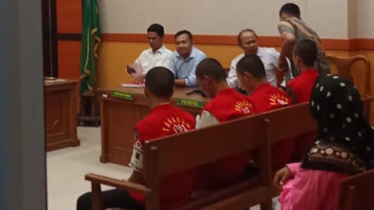 LBH Ansor Sumbar Desak Hukuman Berat bagi Pelaku Kekerasan Anak 1 Empat pelaku kekerasan terhadap anak di daerah Ketaping, Kota Padang saat disidang. (dok. istimewa)