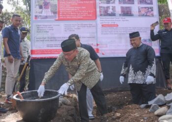 Peletakan batu pertama rumah layak huni RTM di Bandar Buat. (dok. Prokopim)