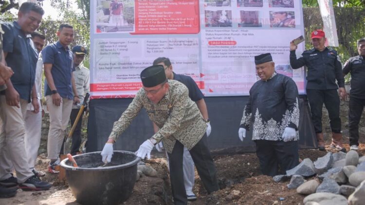 Pembangunan Rumah Layak Huni untuk RTM, Wawako Maigus Nasir Apresiasi Semen Padang 1 Peletakan batu pertama rumah layak huni RTM di Bandar Buat. (dok. Prokopim)